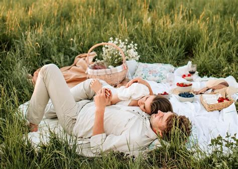 How to Plan a Romantic Picnic Date For You And Your Partner